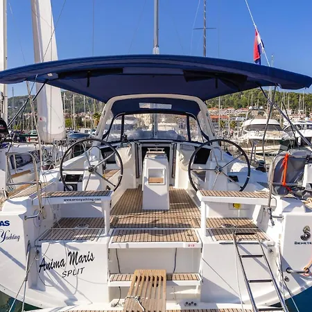 Botel Beneteau Oceanis 38.1.- Anima Maris I Split